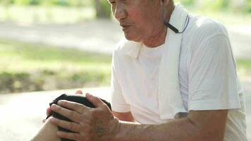anziano uomo ferito ginocchio dopo esercizio a il parco video