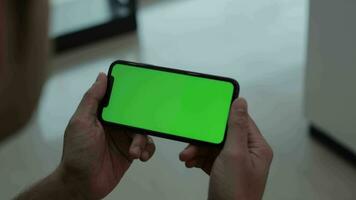 utilizzando smartphone verde schermo video