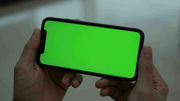 utilizzando smartphone verde schermo video