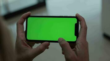 usando Smartphone verde tela video