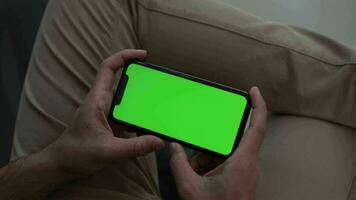 utilizzando smartphone verde schermo video