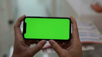 groen scherm, groen scherm van telefoon in hand- video