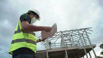 Aziatisch mannetje ingenieur inspecteren de structuur van de huis gebouw video