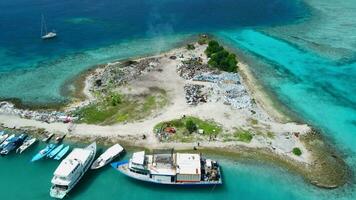 giftig dumpen, verspilling sorteren Aan eiland in Maldiven. antenne visie van verontreiniging door onzin video