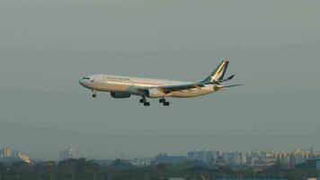 Plane of Cathay Pacific landing video