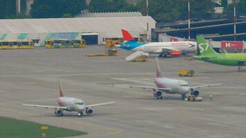 passeggeri aeroplani su aeroporto grembiule video