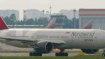 boeing 777 von Nordwind auf das Rollbahn video