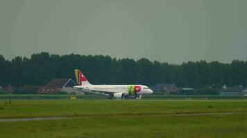 Carrier of ATAP Air Portugal taxiing video