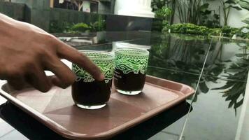 concepto de tomando un vaso de negro café en el terraza de el casa. video