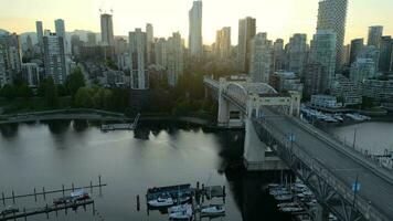 antenn se av de skyskrapor i stadens centrum av vancouver på gryning, kanada video