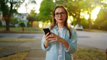 mulher usando Smartphone dentro ensolarado verão dia. órbita tiro video