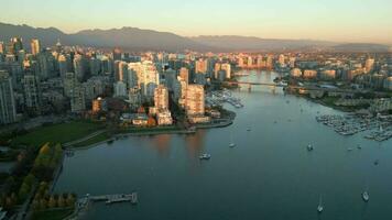 aérien vue de le grattes ciels dans centre ville de Vancouver à coucher de soleil, Canada video