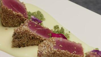 Koch ist Portion verkrustet Thunfisch Filets mit Sesam Saat auf ein Soße video