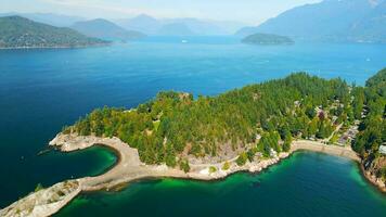 aéreo Visão do ferradura baía, oeste Vancouver. britânico Colômbia, Canadá. video