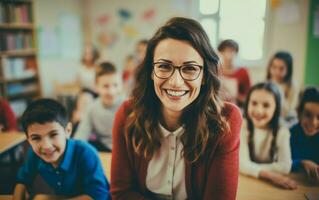 ai generado alegre educador en primario salón de clases foto