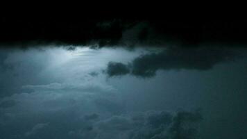 orage avec haute foudre dans le ciel de paires video