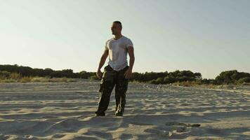 man på de strand som en begrepp av frihet och styrka video