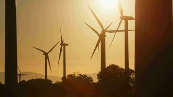 silhouet van wind macht fabriek Bij zonsondergang video