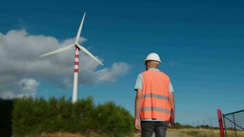 senior arkitekt checkar de korrekt fungerar av vind turbiner video