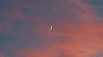 naranja nubes con azul cielo y Luna en Navidad cielo video