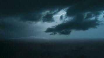 blinkande av blixt- elektrisk väder dramatisk i de natt video