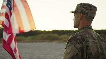 militaire homme dans uniforme dans de face de un américain drapeau video