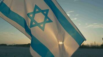 golvend Israël vlag Aan de strand Bij zonsopkomst video