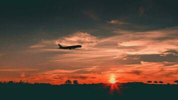 silhuett av ett flygplan på ta av på solnedgång video