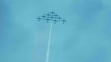driekleur pijlen vliegtuigen acrobatisch tonen in de lucht video