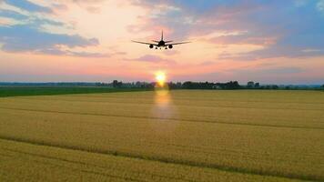 silhueta do avião levar fora às pôr do sol céu video