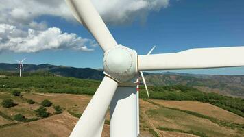 eléctrico generador viento turbina poder planta en el montañas de calabria video