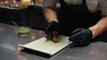 Koch Überzug ein Thunfisch Fisch Abendessen zweite Kurs im Küche von Restaurant video