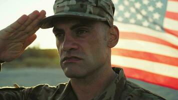 soldado dentro uniforme em pé às atenção Próximo para a americano bandeira video
