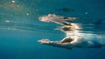 uomo nuoto nuoto a rana stile nel Aperto oceano video