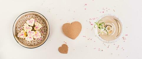 refrescante cócteles sin alcohol en lentes y caramelo corazones para San Valentín día parte superior ver web bandera foto