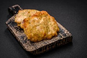 delicioso jugoso frito pollo o Cerdo panqueques con sal, especias y hierbas foto