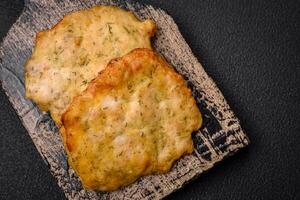 delicioso jugoso frito pollo o Cerdo panqueques con sal, especias y hierbas foto