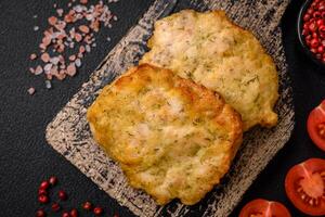 delicioso jugoso frito pollo o Cerdo panqueques con sal, especias y hierbas foto