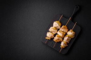 delicioso pollo o Turquía brocheta con piña piezas en brochetas foto