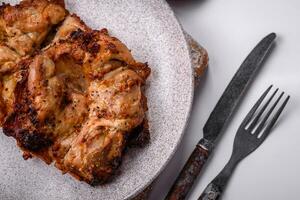 delicioso Fresco crujiente pollo A la parrilla con sal, especias y hierbas foto