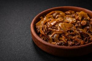 delicioso asiático udon plato con verduras, hongos, sal y especias foto