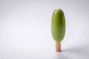 de madera modelo de un árbol con un verde corona y maletero en un blanco antecedentes foto