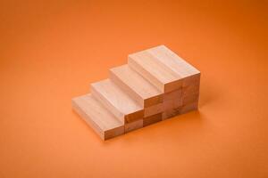 de madera pasos hecho de bloques como un idea de inversión y lucro crecimiento en lograr un objetivo foto