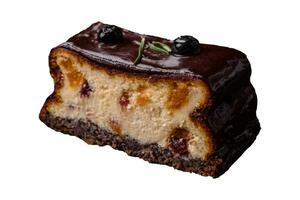 delicioso dulce postre tarta de queso con azucarado frutas en chocolate foto