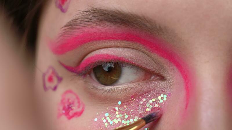 extrem Nahansicht Aussicht von bilden Bürste bewirbt sich Rosa bilden unter Auge. weiblich tut Bühne machen oben 36528407 Stock-Video bei Vecteezy