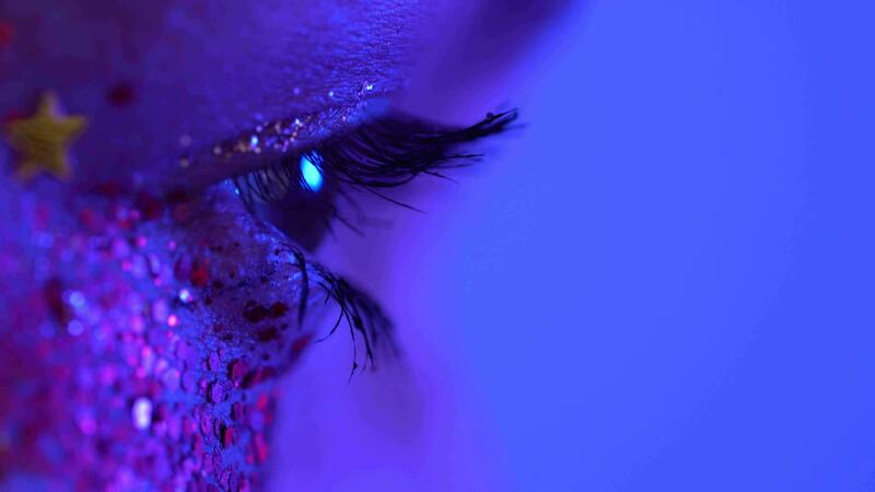 extrem Nahansicht Aussicht von weiblich Auge mit glänzend bilden mit funkelt beleuchtet Pink Blau Neon- Licht 36528618 Stock-Video bei Vecteezy