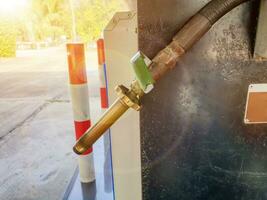 de cerca gas dispensador para automóvil a gas estación en borroso con Dom llamarada y lente llamarada antecedentes. foto