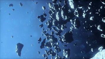 cinematográfico vuelo mediante oscuro profundo espacio asteroide campo con estrellas video