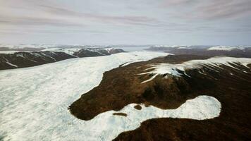 une majestueux couvert de neige Montagne intervalle vu de au dessus video