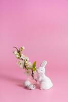 blanco Conejo símbolo para Pascua de Resurrección en un rosado antecedentes antecedentes. Pascua de Resurrección cazar concepto. foto